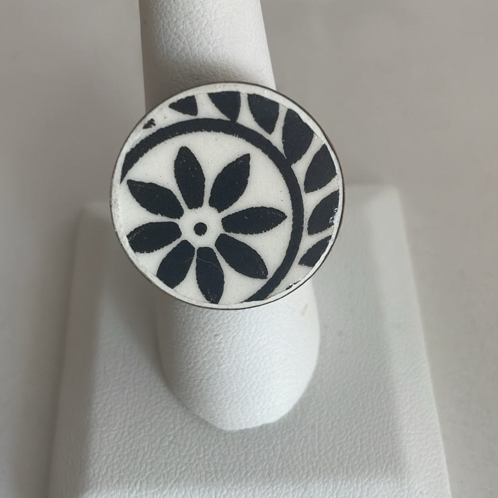 Flower Ring, White & Black Metal With Floral Pattern Size 8, Cute Statement Ring